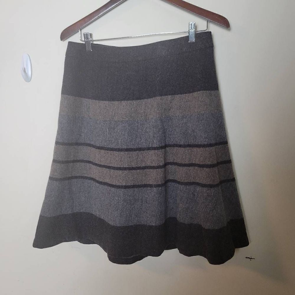 100% virgin wool gray knee length
A-line Pendleton skirt neutral wide stripe Siz